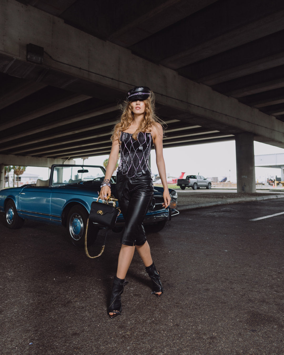 THE GOLDEN FANG SHARK HANDBAG - Image 4