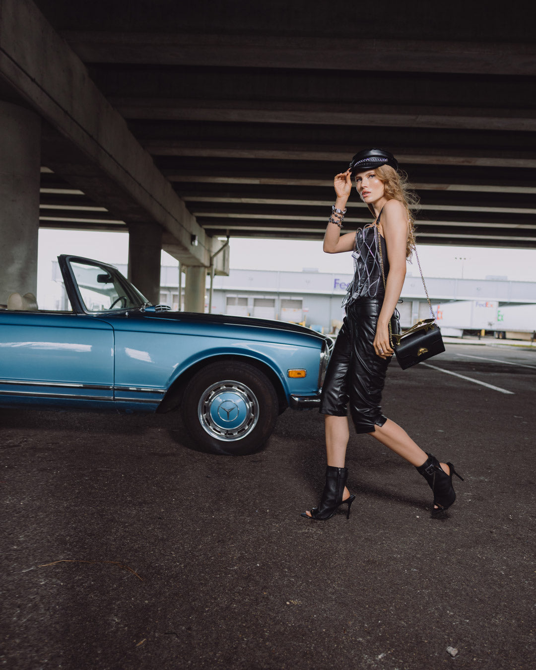THE GOLDEN FANG SHARK HANDBAG - Image 6